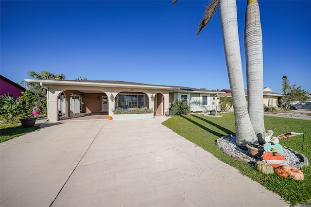 view of front of home with a front lawn and a carport