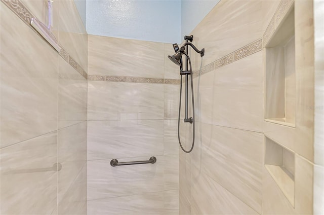 bathroom featuring tiled shower