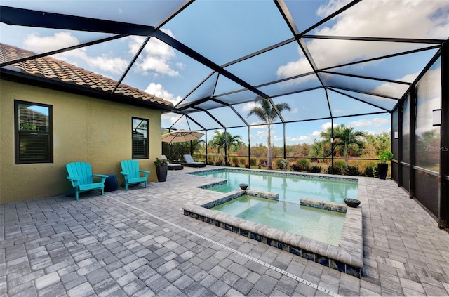 view of pool with an in ground hot tub, a patio, and a lanai