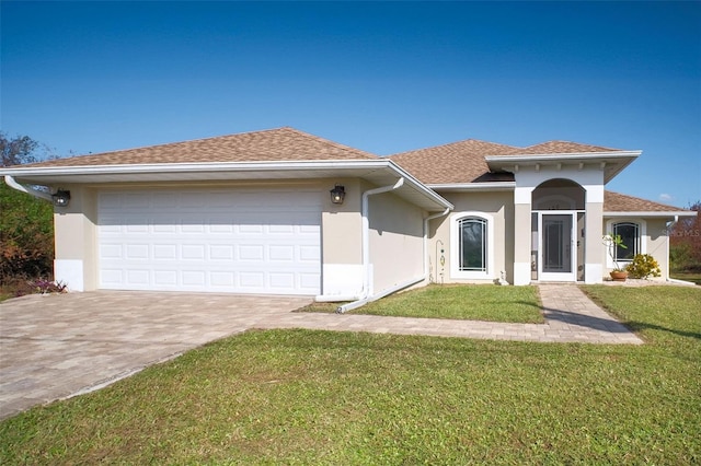 view of front of house featuring a front lawn and a garage