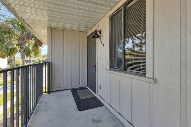 property entrance featuring a balcony