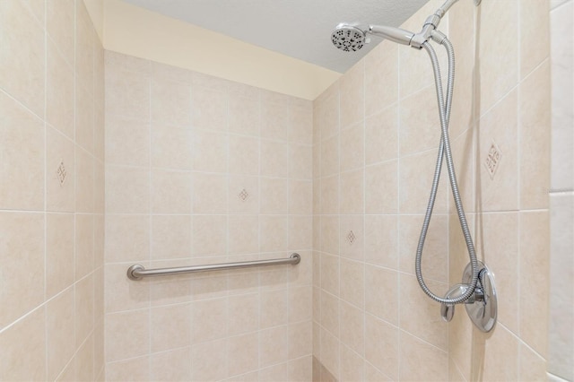 bathroom featuring tiled shower