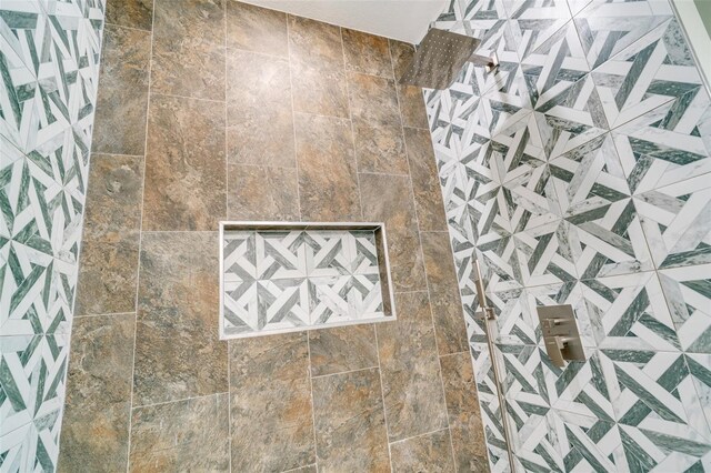 bathroom featuring a tile shower