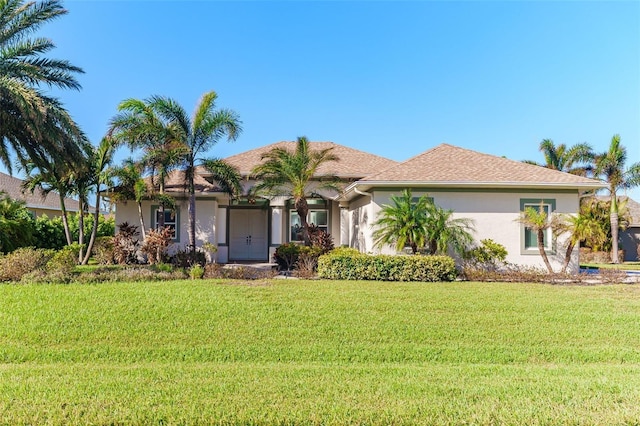 view of front of property featuring a front yard