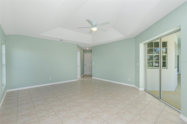 empty room with a tray ceiling and ceiling fan