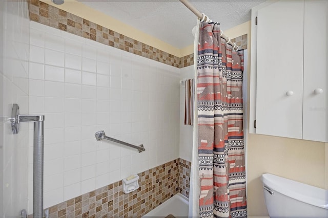 bathroom featuring a shower with shower curtain, a textured ceiling, and toilet