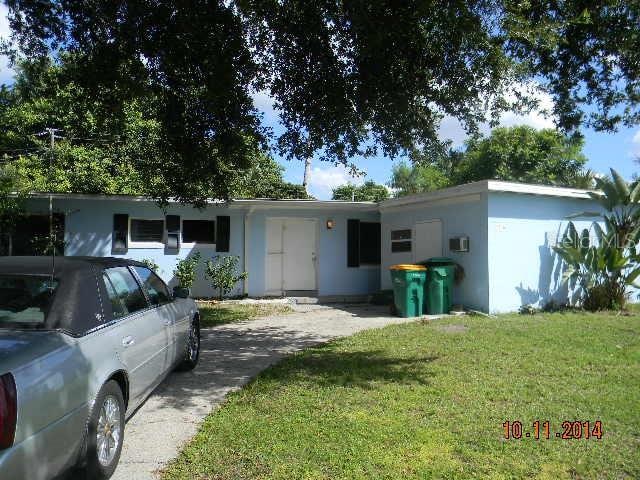 single story home with a front lawn