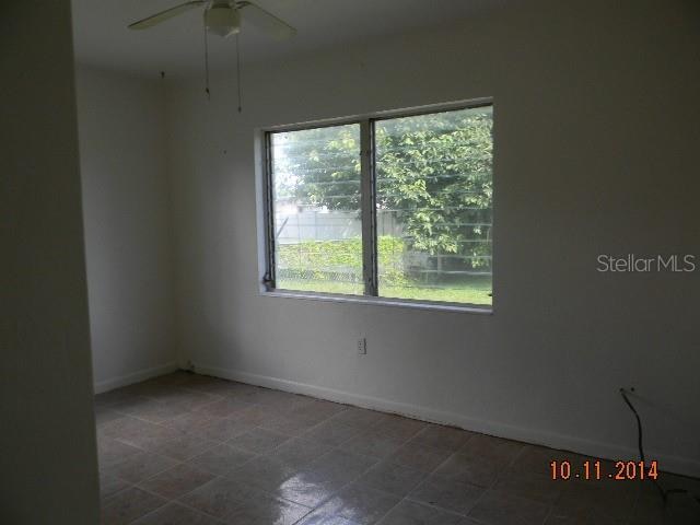 unfurnished room with ceiling fan