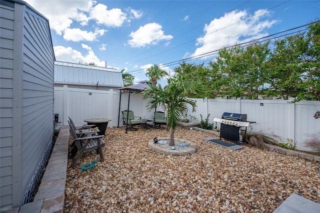 view of yard featuring an outdoor fire pit