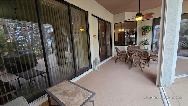 sunroom with ceiling fan