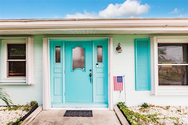 entrance to property featuring covered porch