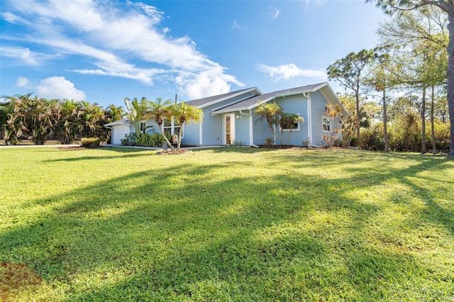 view of front of property featuring a front yard