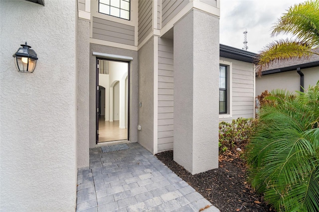 property entrance featuring stucco siding