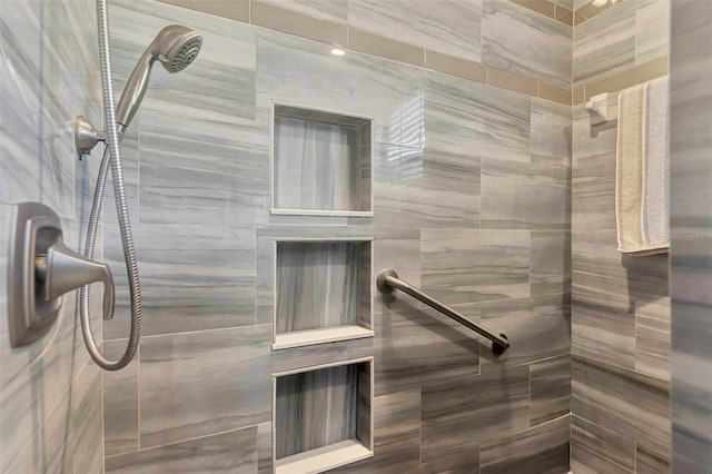 bathroom featuring a tile shower