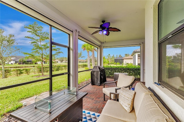 sunroom with ceiling fan