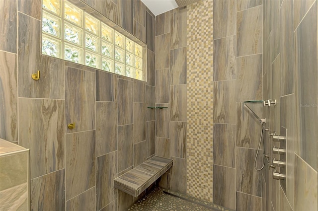 bathroom featuring a tile shower