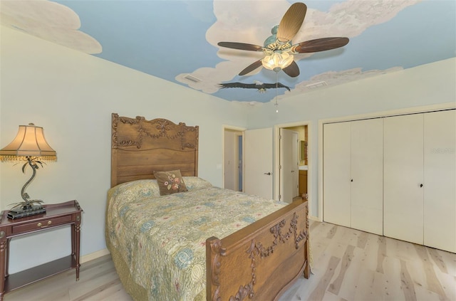 bedroom featuring light wood-type flooring, a closet, and ceiling fan