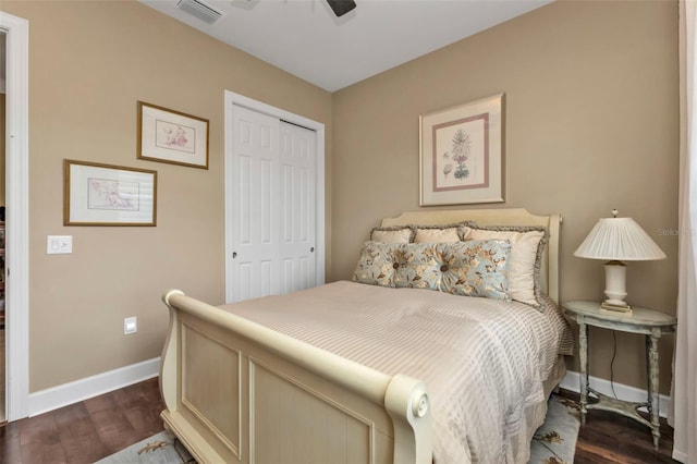 bedroom featuring dark hardwood / wood-style floors, ceiling fan, and a closet