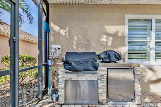 view of patio featuring an outdoor kitchen and grilling area