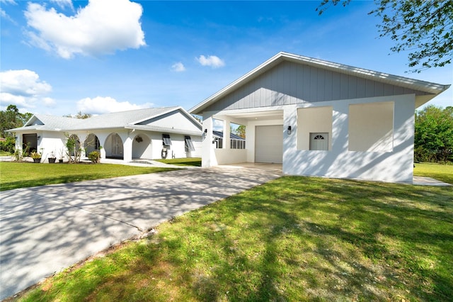 view of front of house featuring a garage and a front yard