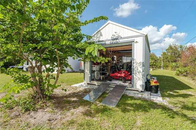 view of yard with an outdoor structure