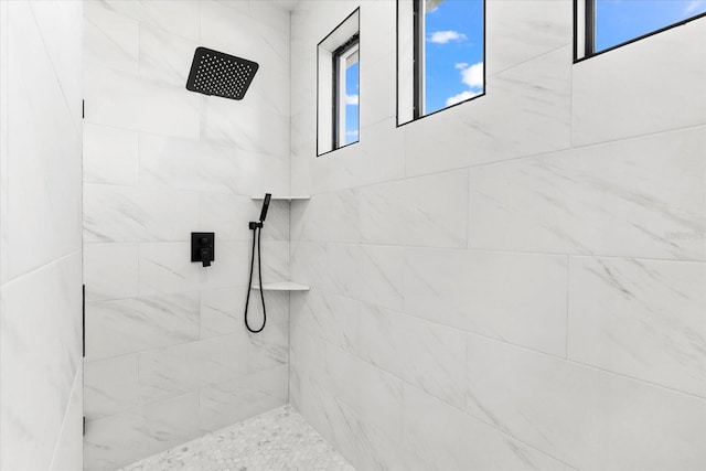 bathroom featuring a tile shower