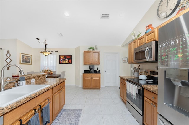 13515 Keystone Blvd, Port Charlotte, FL 33981 - kitchen featuring stainless steel appliances, a sink, pendant lighting, and baseboards