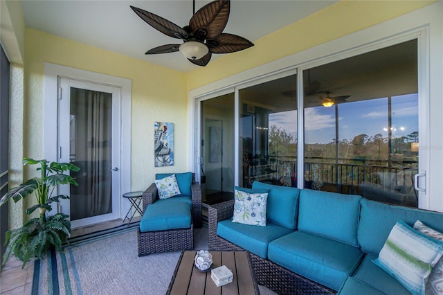 sunroom with ceiling fan