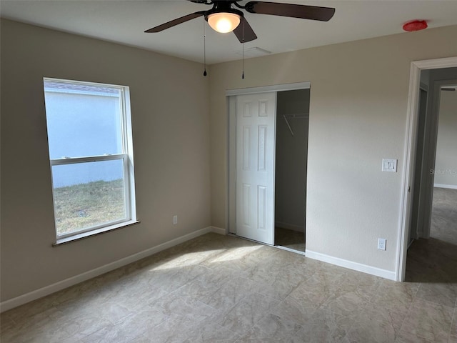 unfurnished bedroom featuring ceiling fan and a closet