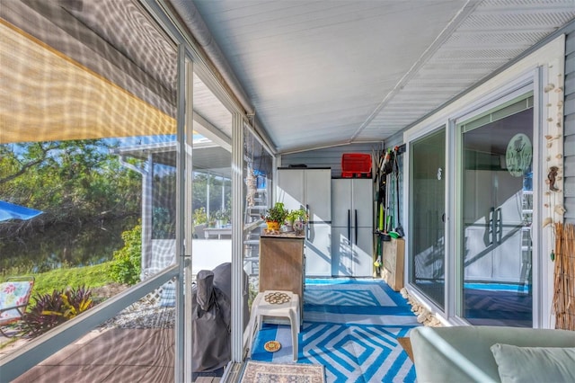 sunroom with lofted ceiling