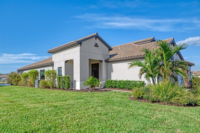 view of side of property featuring a lawn