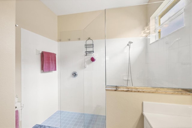 bathroom featuring tiled shower