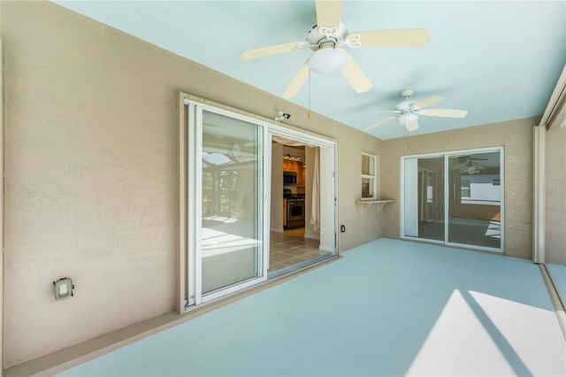 sunroom with ceiling fan