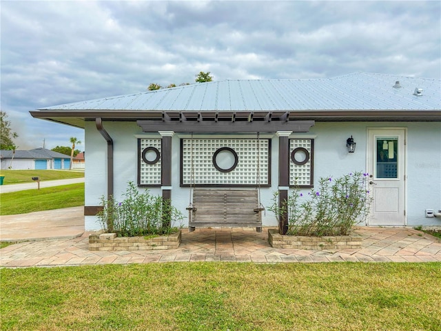 single story home with a front lawn