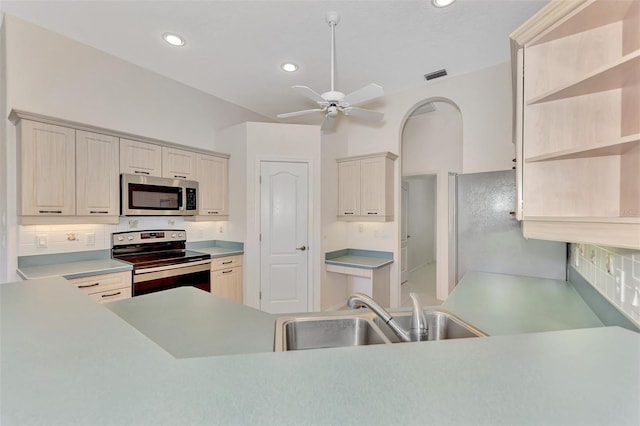 kitchen with tasteful backsplash, stainless steel appliances, ceiling fan, sink, and cream cabinetry