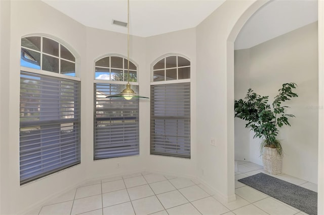 empty room featuring light tile patterned floors