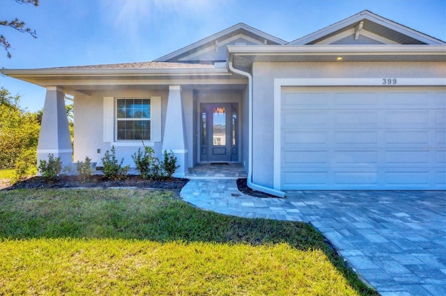 view of front of property featuring a front lawn and a garage