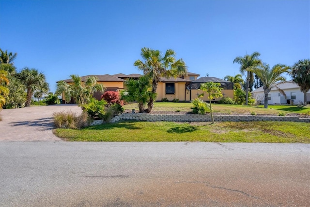 view of front of home featuring a front yard