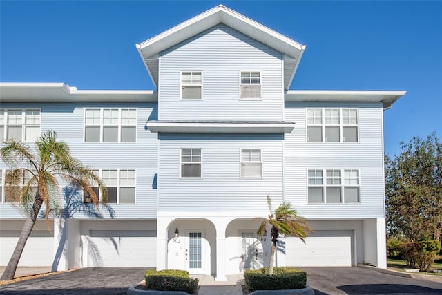 view of front facade featuring a garage