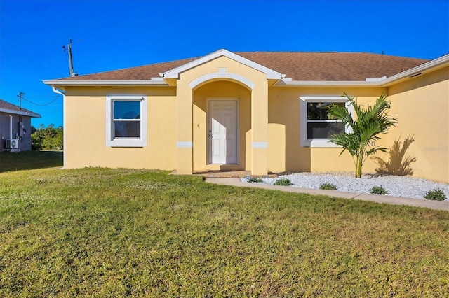 view of front facade with a front yard