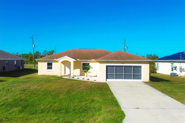 view of front of property featuring a front yard and a garage