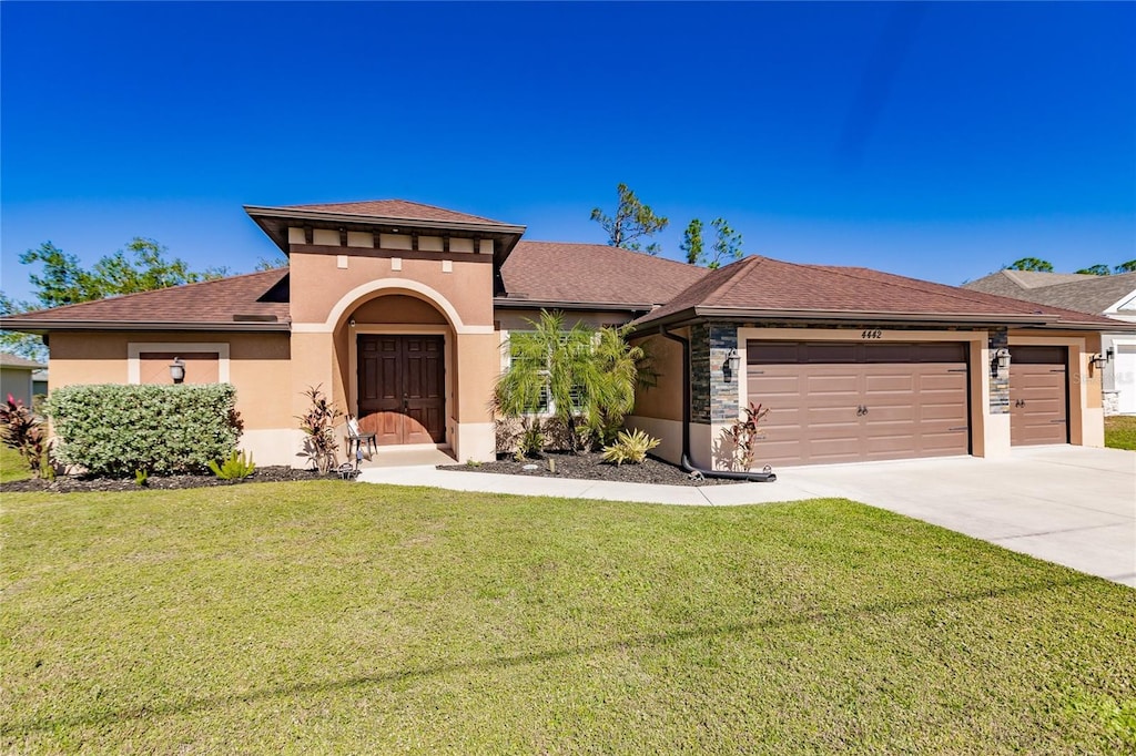 view of front facade featuring a front lawn and a garage