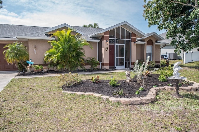 single story home featuring a front lawn