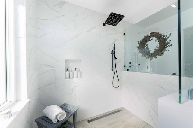 bathroom featuring a tile shower