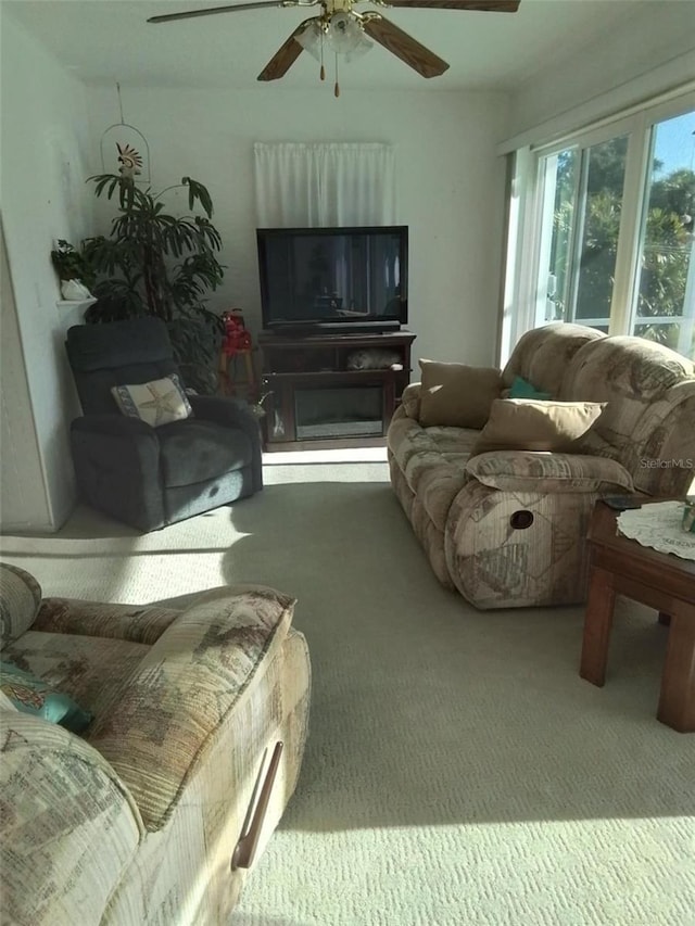 carpeted living room featuring ceiling fan