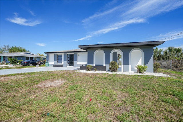 single story home featuring a front yard