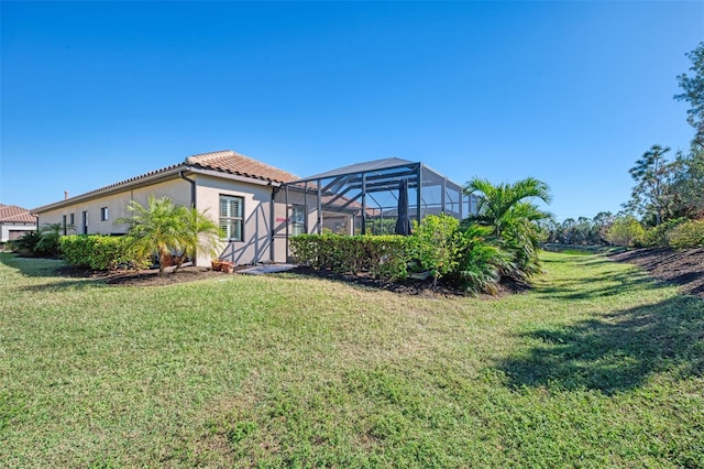 view of yard with a lanai