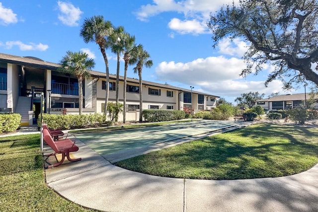 view of property's community featuring a lawn