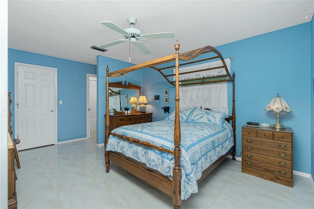 bedroom featuring ceiling fan and a textured ceiling