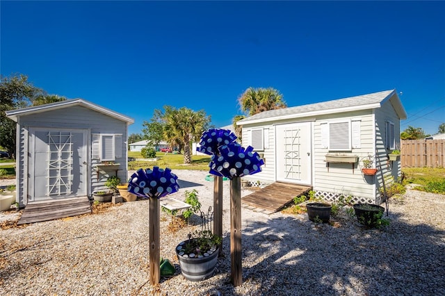 view of yard featuring a storage unit